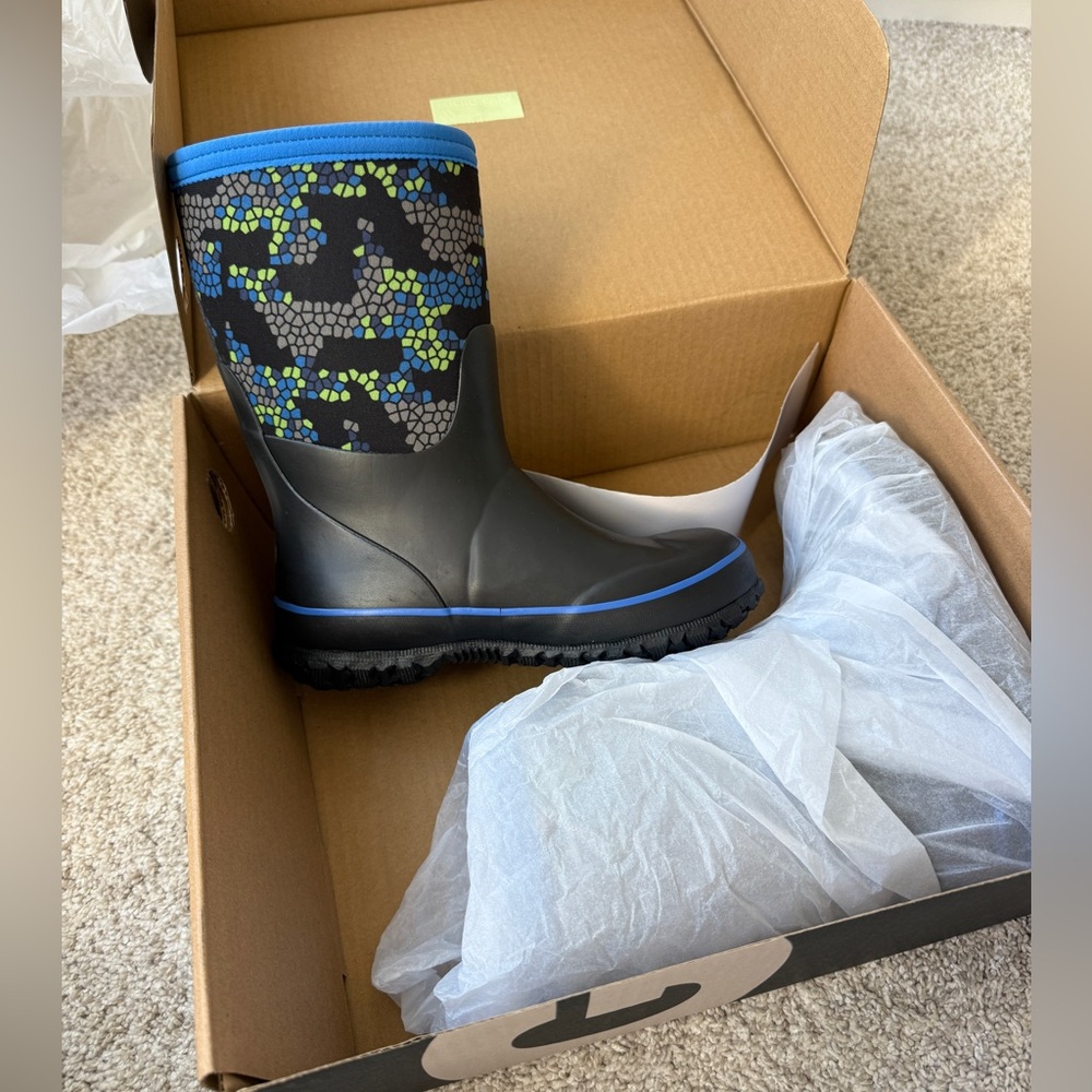 NWT Kids Bogs Winter Boots (-22F) - size 2